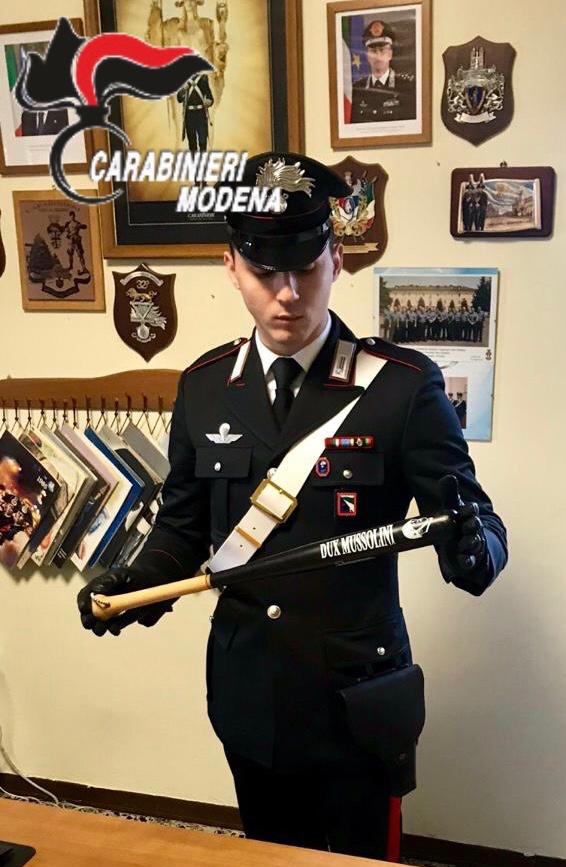 Mirandola, in auto nascondeva una mazza da baseball inneggiante al Duce