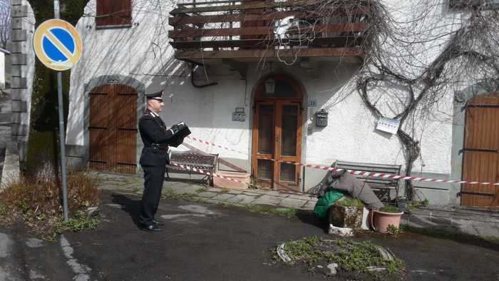 Ha telefonato alla fidanzata, annunciando il suicidio e aprendo subito dopo la bombola del gas all'interno della sua abitazione, in piazza Patarazzi a Sant'Anna Pelago, sull'Appennino Modenese. Quando i carabinieri, allertati dalla donna, sono arrivati sul posto, dopo aver rotto una porta hanno trovato il 45enne semicosciente e l'abitazione effettivamente satura di gas. E' intervenuto anche l'elicottero del 118, che ha trasportato l'uomo all'ospedale di Modena Baggiovara, dove è ricoverato. Non è ancora chiaro se i carabinieri procederanno con qualche ipotesi di reato nei suoi confronti.